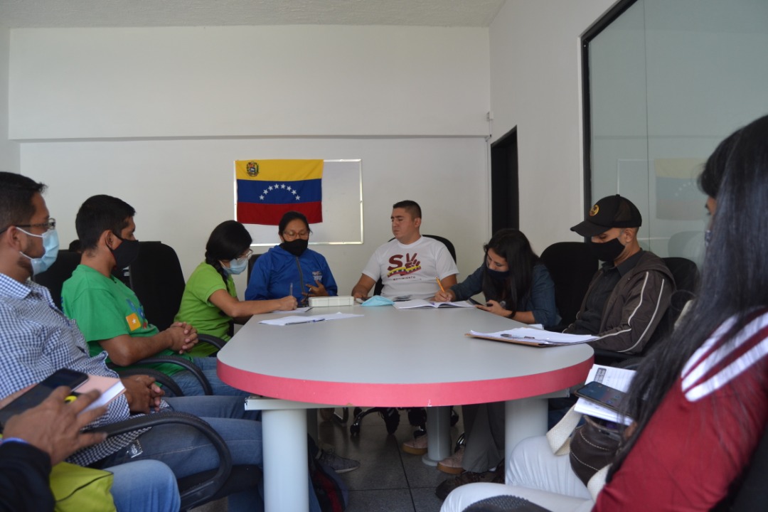SMisionesMerida's tweet photo. #10Mar Reunión del Movimiento Somos Venezuela Estadal recibiendo al nuevo Secretario Ejecutivo @78noeljover quien escucha a cada una de las secretarías que existen,proporcionando orientaciones de cómo se puede mejorar las actividades aguas abajo
#MisionesMérida
#FuerzaProductiva https://t.co/yesCYa6r1V