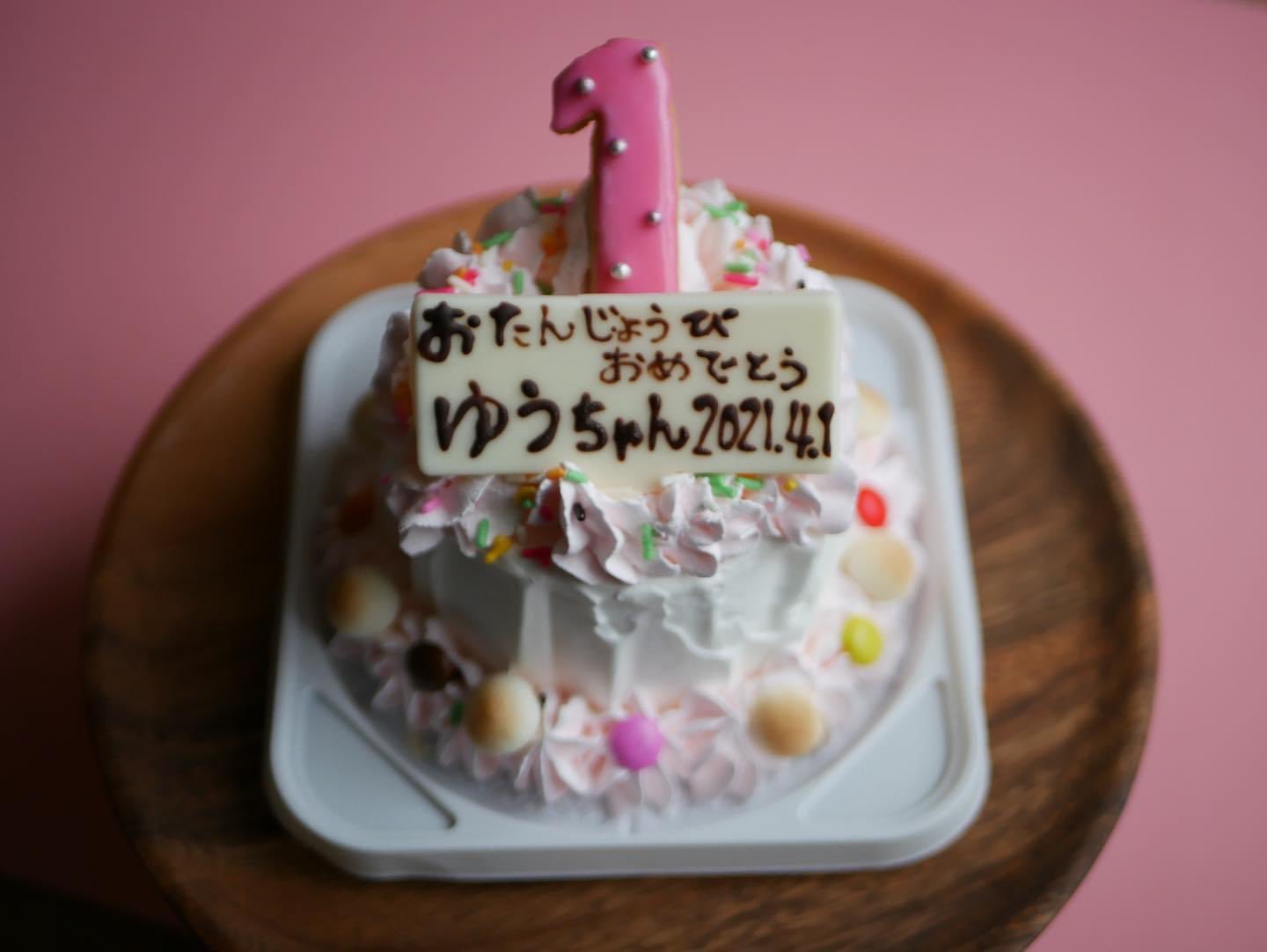 Plenty Sアイスクリーム クレープ First Birthday Cake Present Campaign 思い出に残る１歳のバースデーをplenty Sが一緒にお祝いしたい そんな想いから 抽選で毎月5名のお子様にプチバースデーアイスケーキをプレゼントいたします 店舗受け取り
