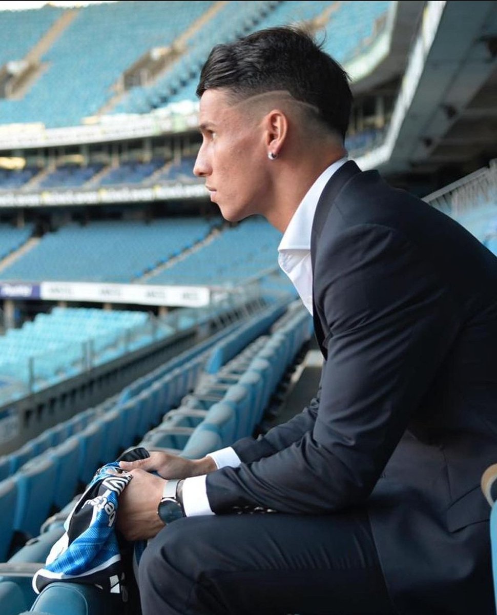 viciadoemgremio's tweet photo. Jamais deixe ele no banco Renato. https://t.co/vfsdokyDIX