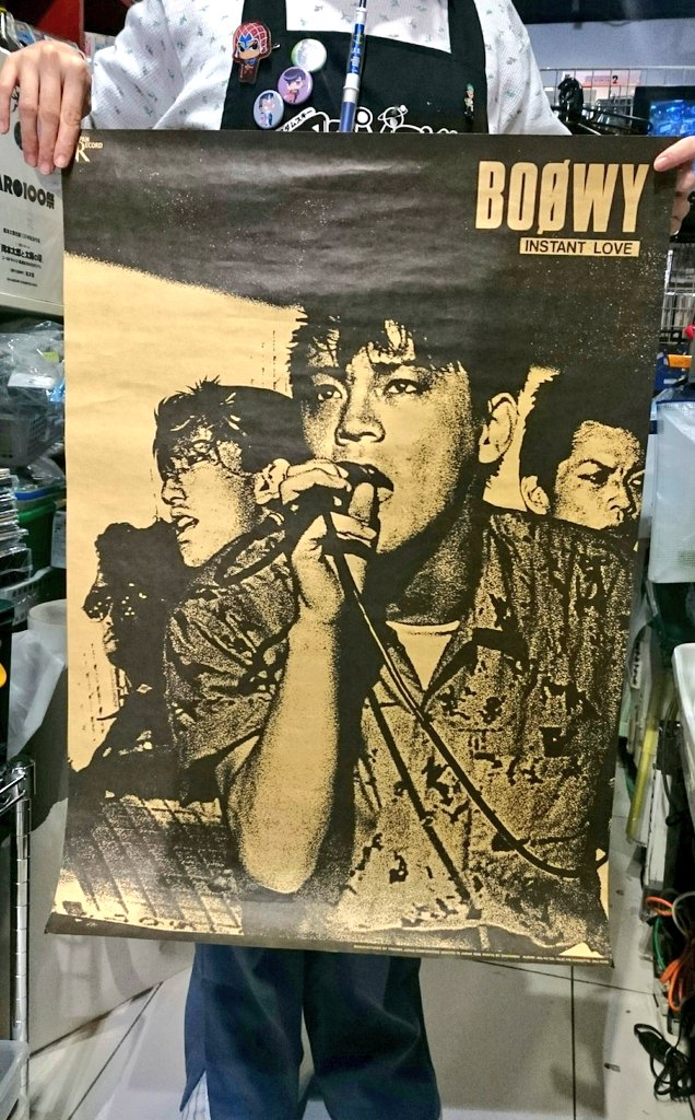 ADMSKITOY's tweet photo. おはようございます。
今日も小春日和で気持ちいいですね
そんなポカポカ陽気の中朝からキョーレツな物をお持ち頂きました
BOOWY 「INSTANT LOVE」販促ポスター
一瞬高橋まこと氏を探してしまいましたが１番シブい写りでございます。
しかし絵になる4人ですね。
気になる方は如何でしょうか～。 https://t.co/B1WSe0r4zF