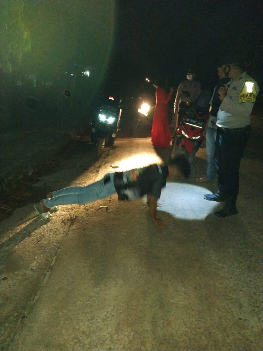 LagoPolsek's tweet photo. Laksanakan giat patroli Polsek Tanjung Lago berikan himbauan untuk mematuhi protokol kesehatan Covid-19 dan Lalu lintas serta memberikan sanksi https://t.co/slkaCs9OpP