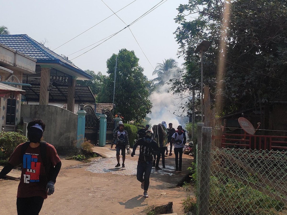 aeribbh11's tweet photo. 📍DAWEI
Terrorists brutally dispersed protesters in Welgyun at 9:40 AM.Terrorists surrounded them on both sides of the ends and shot with real bullets &amp; tear gas. They even raiding neighborhoods and chasing to arrest them.
STOP ONSLAUGHT
#WhatsHappeningInMyanmar
#Mar11Coup https://t.co/M7qfpjfVXr