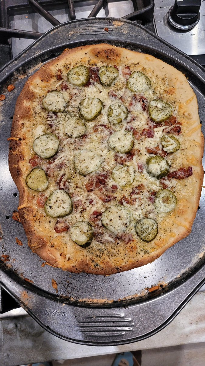 Thepropertieso1's tweet photo. Dill pickle pizza on the property tonight! 🥒 🍕 https://t.co/SJKColNBEp