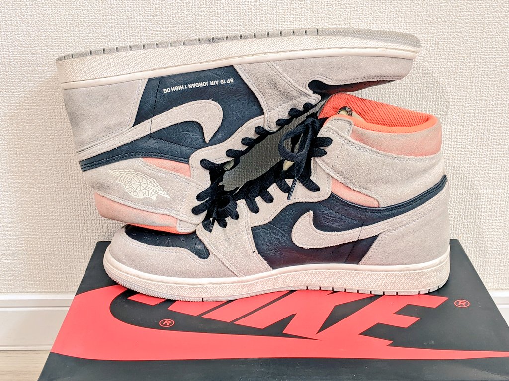 nara_zap_'s tweet photo. 新しい子(AJ1 UNIVERSITY BLUE)を迎える為に、サヨナラ…AJ1 HYPER CRIMSON。
思えば本格的なスニーカー集めはこいつを手に入れた時から始まったなぁとしみじみ…。
しっかしかっきーなーチキショー!!
#NIKE #AIRJORDAN1 #AJ1 #HYPERCRIMSON #SNKRS https://t.co/GsKKVfuvfn