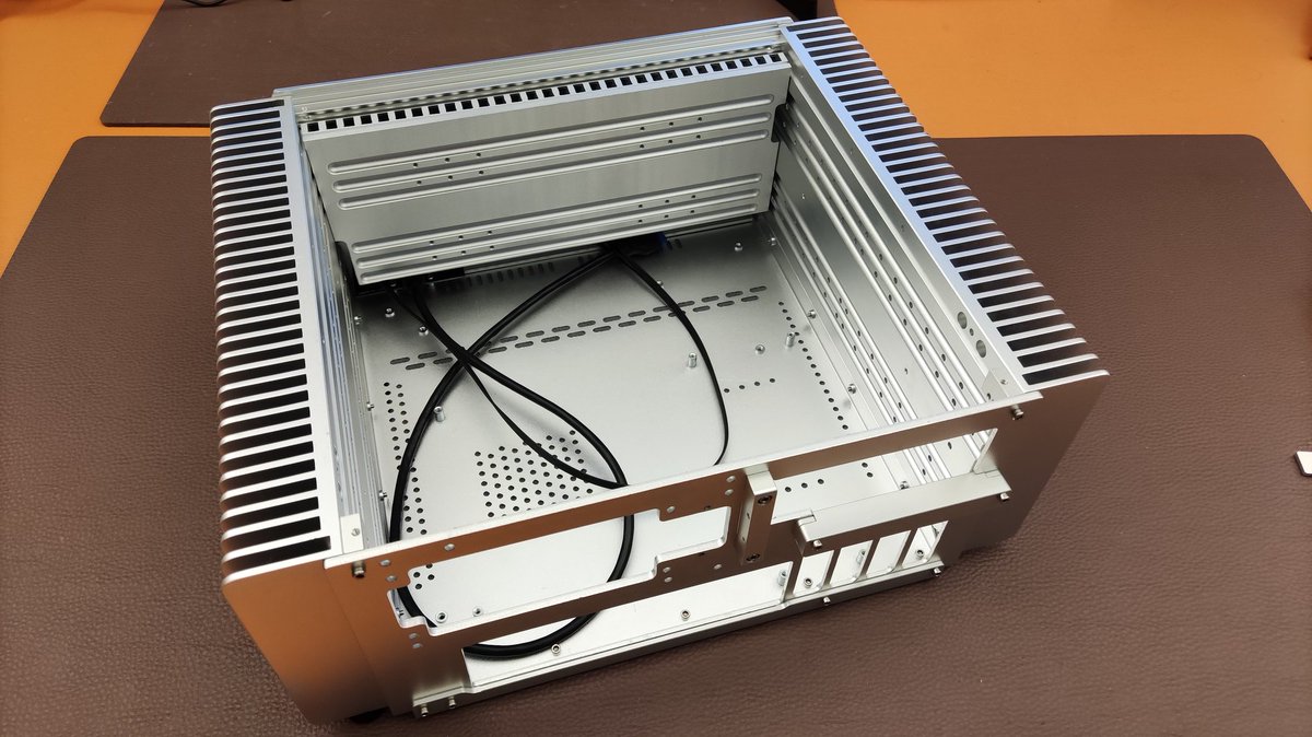 turemetal's tweet photo. A modified UP5 fanless case which can install SFX PSU. Not for sale but only a sample. https://t.co/MmVkl2gpvy