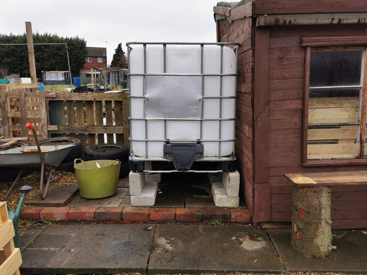 kennyhi38050052's tweet image. Not done much today raised my water tank with breeze blocks before replacing the guttering on the shed then making a wooden frame around it. #allotment #SaveRainWater #reuse