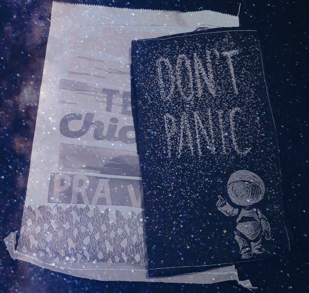 moonlightswicts's tweet photo. Presentinho que ganhei da @Tamiris_OR 😍
#TheHitchhikersGuidetotheGalaxy 
#OGuiadoMochileirodasGalaxias https://t.co/2qE96fTIGp
