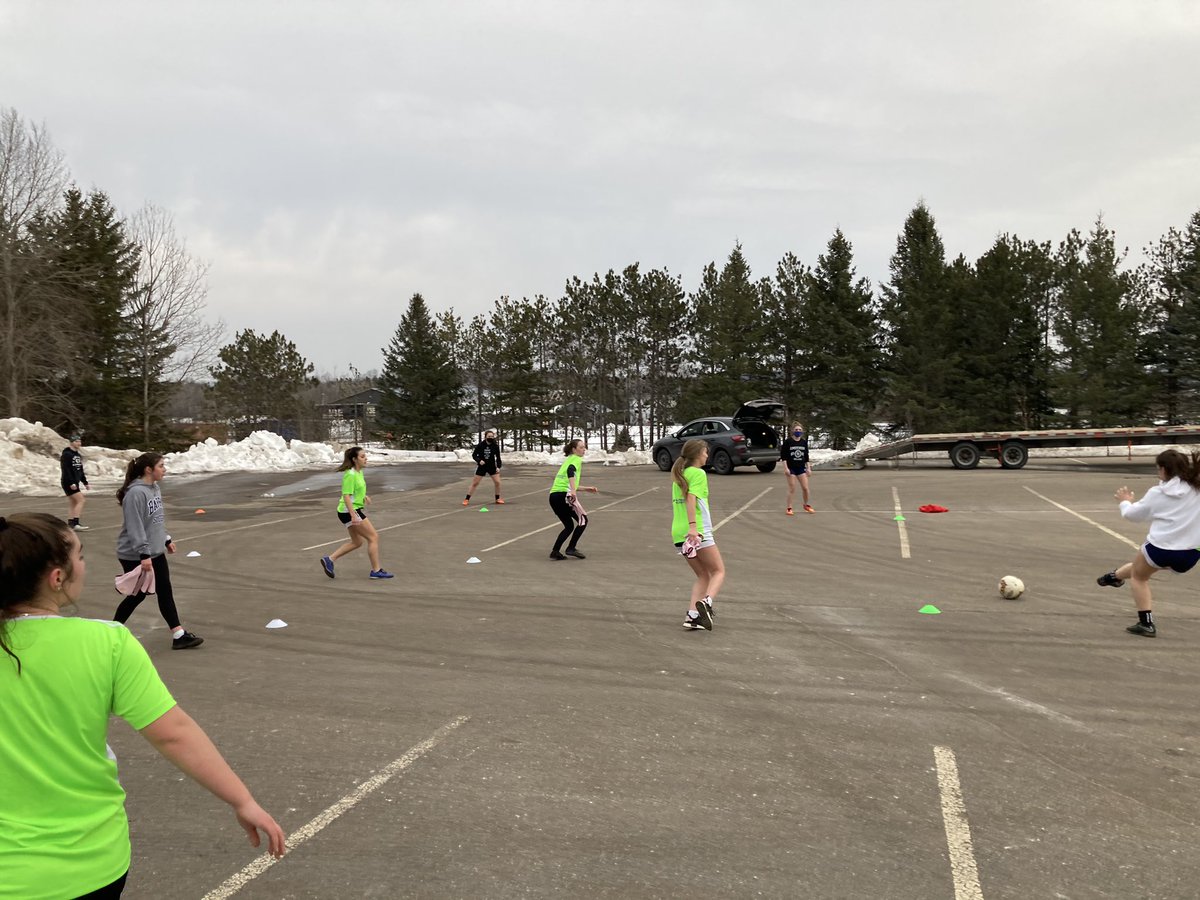sxyita's tweet photo. Amazing feeling getting outside tonight with these amazing @BarrieSC young ladies! #hardcoreteam #streetsoccer #wewontstop #barriesoccerfamily #barriesoccer #thinkingoutsidethebox https://t.co/6ckjI0CP2V
