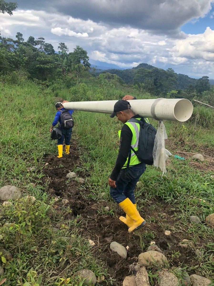Personal operativo y técnico de emergencia de EMAPAST EP realizaron la reparación de una fuga de agua en la línea de aducción proveniente de la captación del Río Puyo a la Planta La Palestina.
#EMAPASTEPTrabajaPorTi