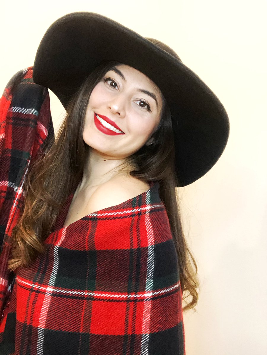 CecyOlveraaa's tweet photo. Amando mi make up y lo bonito que se está poniendo mi piel! Hay promoción todo marzo! Kit completo para rostro! #promocionmarzo #youniquegirl https://t.co/k79Hy516A0