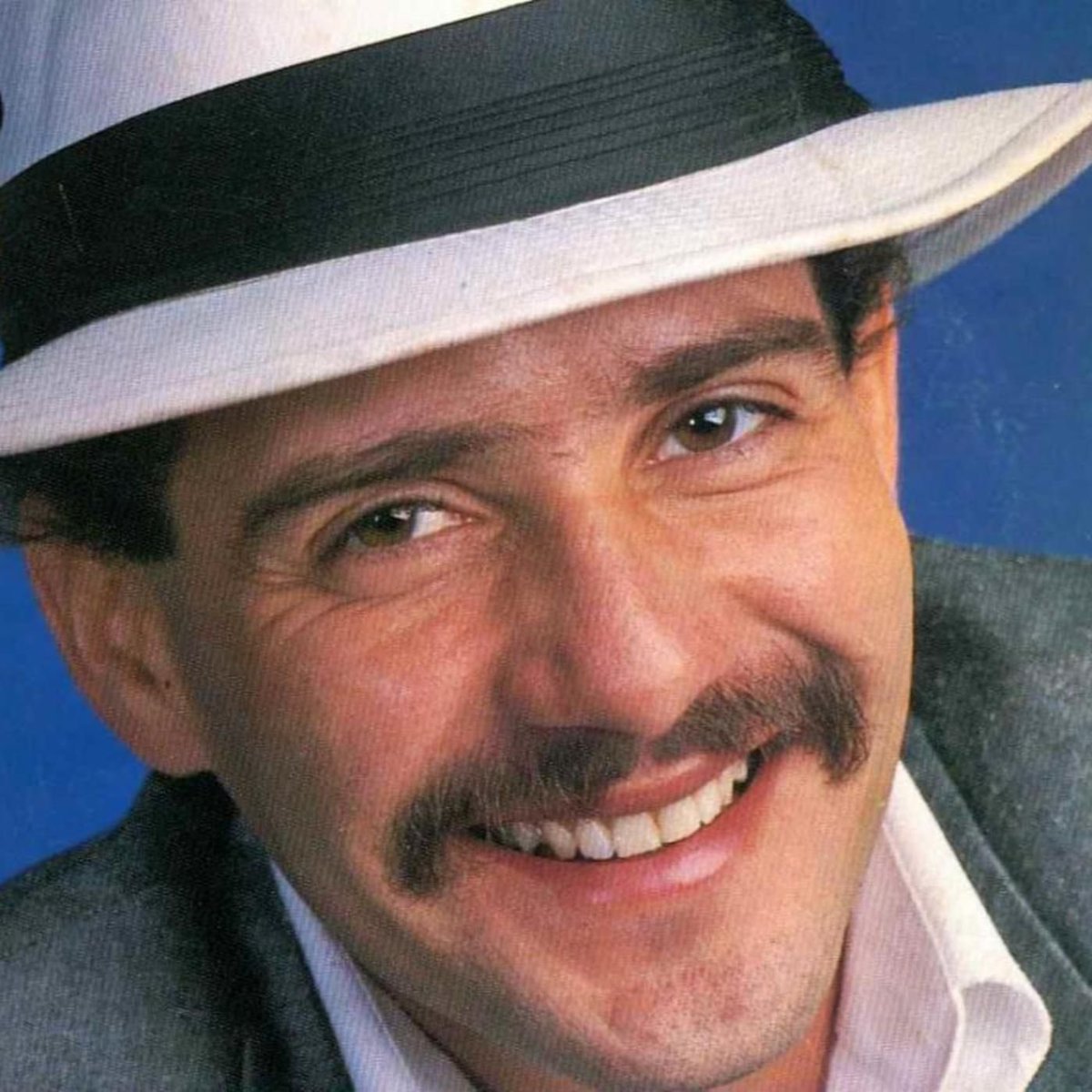 Feliz cumpleaños al mejor de todos los tiempos, mi personaje y cantante favorito en la música entera