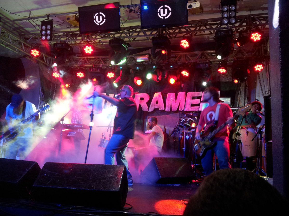 L0Lucas's tweet photo. E segue: Melhor banda. Melhor som! @Ultramenoficial 
28/04/2013 - NP https://t.co/Tvz9JnXK4e