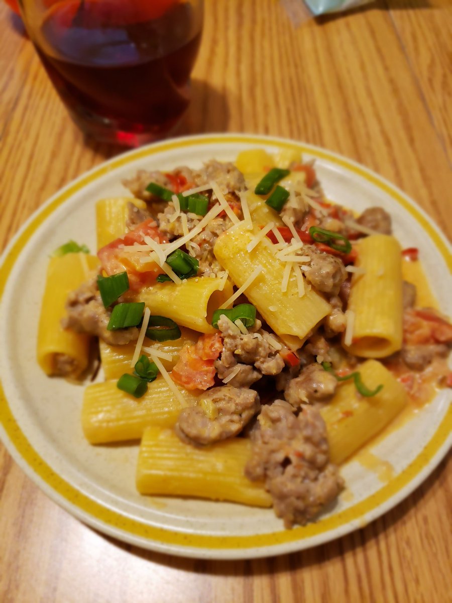 silversj's tweet photo. Thanks for making dinner easy tonight @HelloFresh!
Even my semi-picky 4.5 year old was happy to eat the sausage rigatoni with bell peppers and tomato! #DinnerTime #GastroPost #HelloFreshMeal https://t.co/movevlYV9j