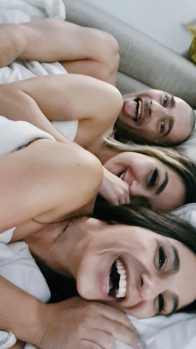 Sogni d'oro ✨ @Stevemorireal @martinasmeraldi https://t.co/e3rycPA49j<a class="tags" href="/tag/stevemorireal">@stevemorireal</a><a class="tags" href="/tag/martinasmeraldi">@martinasmeraldi</a>