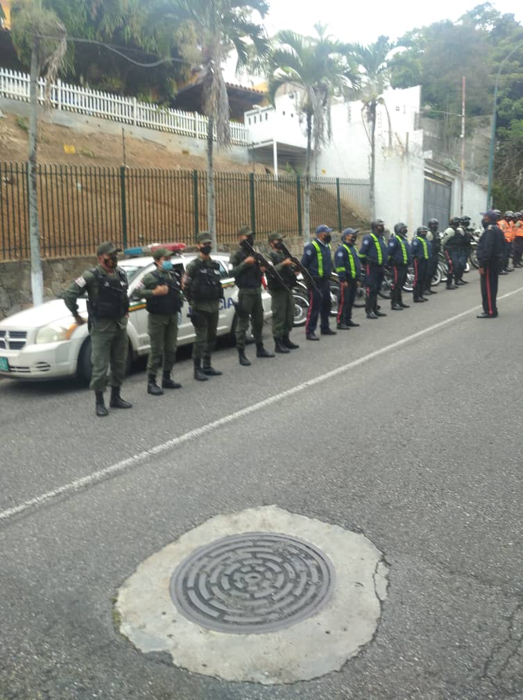 PolisucreOficia's tweet photo. #10Marzo | Despliegue Conjunto Estratégico de Seguridad Ciudadana Inteligencia Patrullaje y reacción Inmediata #Plan76 INPRI al servicio de la ciudadanía para garantizar la paz y seguridad Urb. El Marqués
@capitalzodi41
@PoliciaMiranda
@DESURPETAREGNB
#ServirYProtegerPMS https://t.co/y9et4rAM87