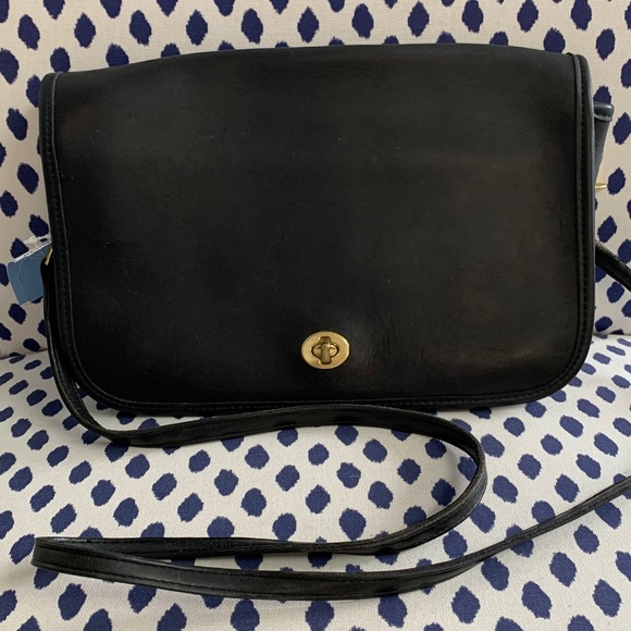 MaisonMikeva's tweet photo. So good I had to share! Check out all the items I'm loving on @Poshmarkapp #poshmark #fashion #style #shopmycloset #coach #easel: https://t.co/Ms6zFxZOcK https://t.co/3meHE52Tc7