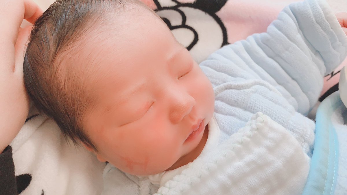 3月9日に、52cm 3155ｇの元気な男の子が産まれました♥️ほっぺたがチャームポイントのクォーターbabyです💓💓💓