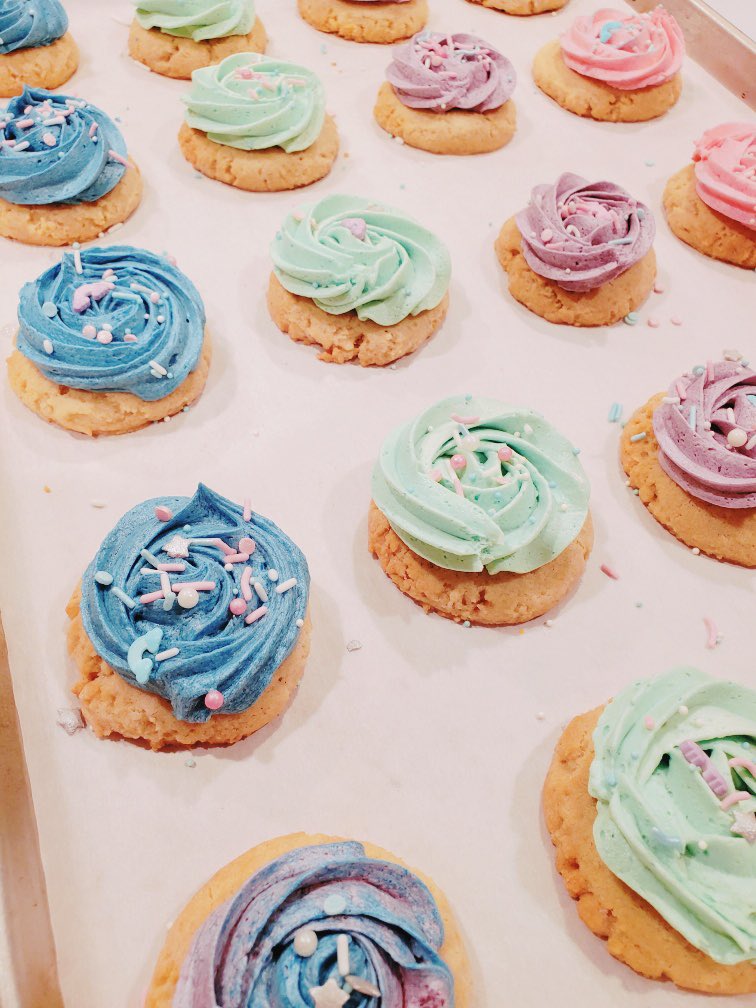 Who’s ready for spring? 💙💚💜💖
.
.
.
.
.
#sugarcookiesofinstagram #sugarcookie #sugarcookiedecorating #glutenfreecookies #vegancookies #eggfree #dairyfreelife #treenutfree #glutenfreedessert #veganbaking #azvegan #glutenfreeaz