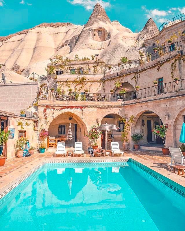 hanetabi_resort's tweet image. トルコの「ローカルケーブハウス」に泊まりたい！
世界遺産『ギョレメ国立公園』に位置し、岩肌に沿うように造られた洞窟ホテル！客室はトルコ絨毯やタペストリーが備えられたカッパドキア伝統の内装で、間接照明がお洒落な空間を演出。なんと洞窟客室も1万円以下から泊まれるからコスパ最強すぎる...