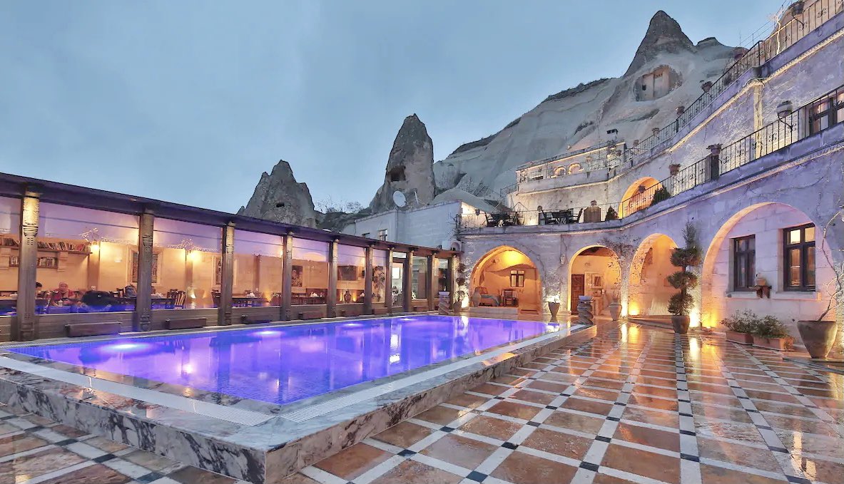 hanetabi_resort's tweet image. トルコの「ローカルケーブハウス」に泊まりたい！
世界遺産『ギョレメ国立公園』に位置し、岩肌に沿うように造られた洞窟ホテル！客室はトルコ絨毯やタペストリーが備えられたカッパドキア伝統の内装で、間接照明がお洒落な空間を演出。なんと洞窟客室も1万円以下から泊まれるからコスパ最強すぎる...