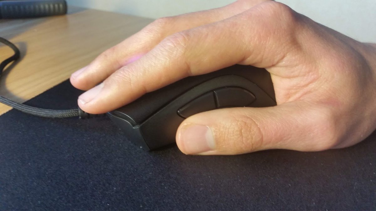Optivex's tweet photo. @Razer if we can get a deathadder v2 large I'll give you a kiss https://t.co/dW9qWDjhKa