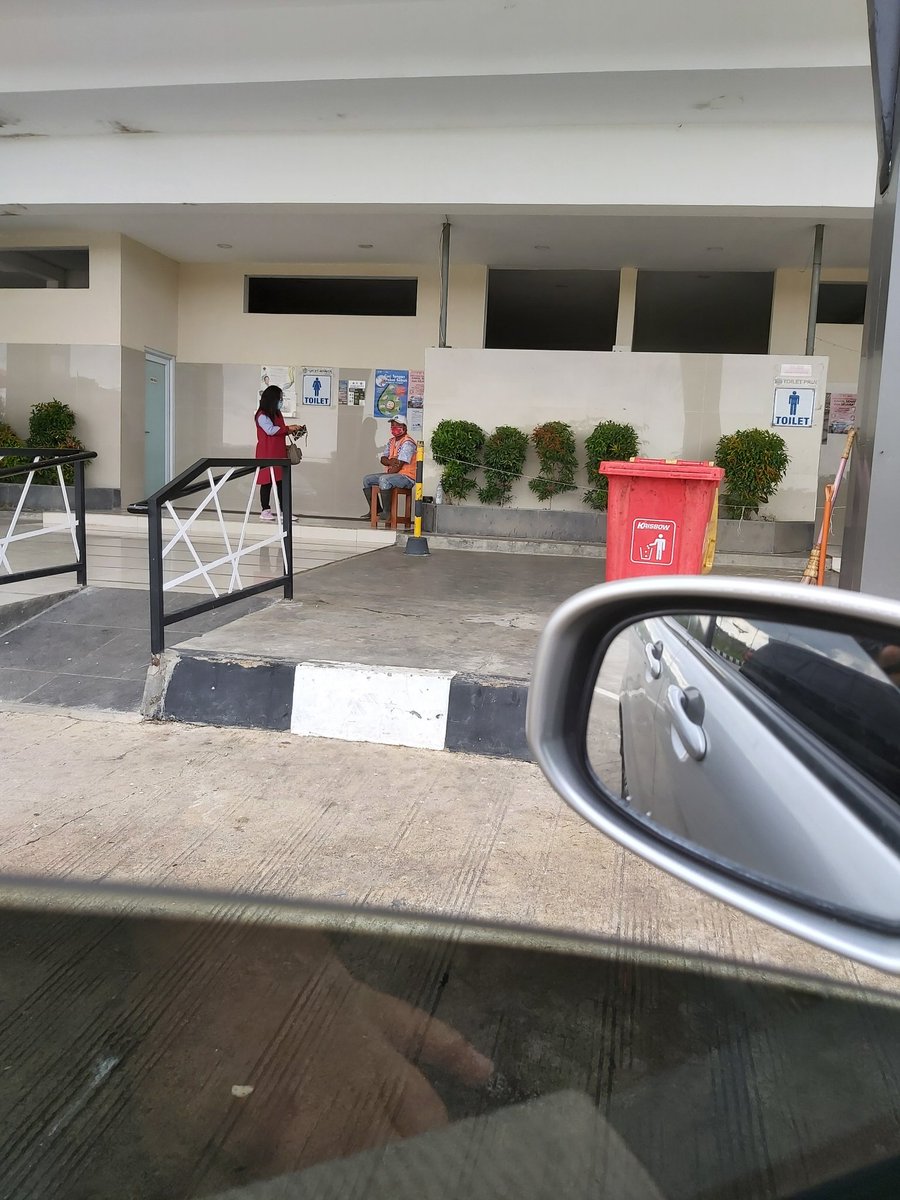 junzhartono's tweet photo. @OFFICIAL_JSMR 
Selamat Pagi,
Mohon maaf,
Pagi ini,
saya menepikan kendaraan saya di rest area Tegal KM 280-282 kl gak salah, karena istri saya mau BAK, tp ada petugas dgn rompi orenge memngut byran...Apakah, fasilitas yg diberikan jasamarga ditol sekarang berbayar??
Trmksh... https://t.co/soGkc18UDx