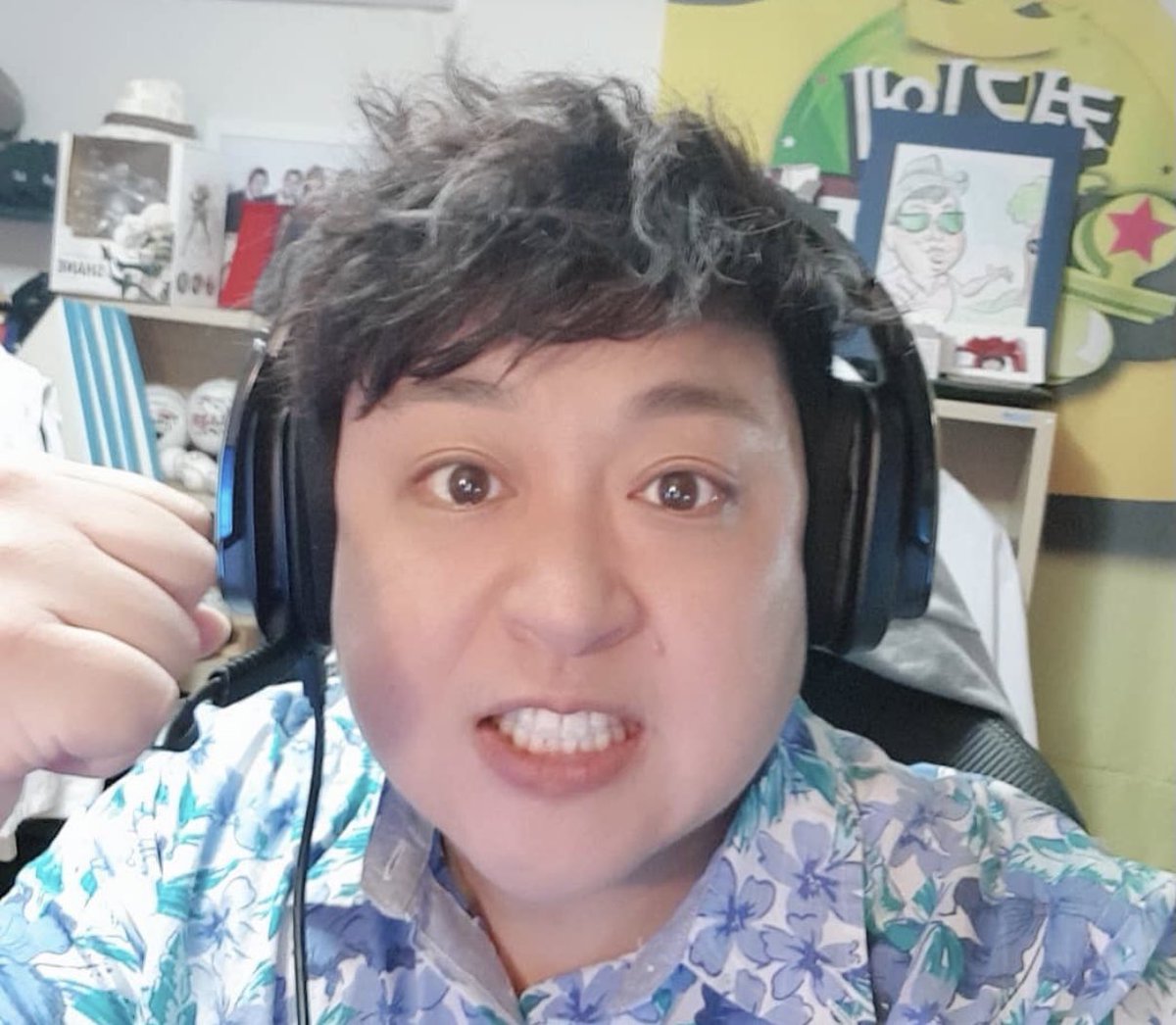 너무 오랜만에 쏘톡~ 다음 주 월요일 (얘가 이날이 된다해서 ㅋㅋ)3월 15일 저녁7시쯤 트위치에서 진행합니다. 
누나가 와달라는 말에 바쁜데도 한걸음에 와주는 의리남 허준! 지 얘기 하는거 좋아하니 마음껏 해보라고 판 깔아줘야겠어요^^