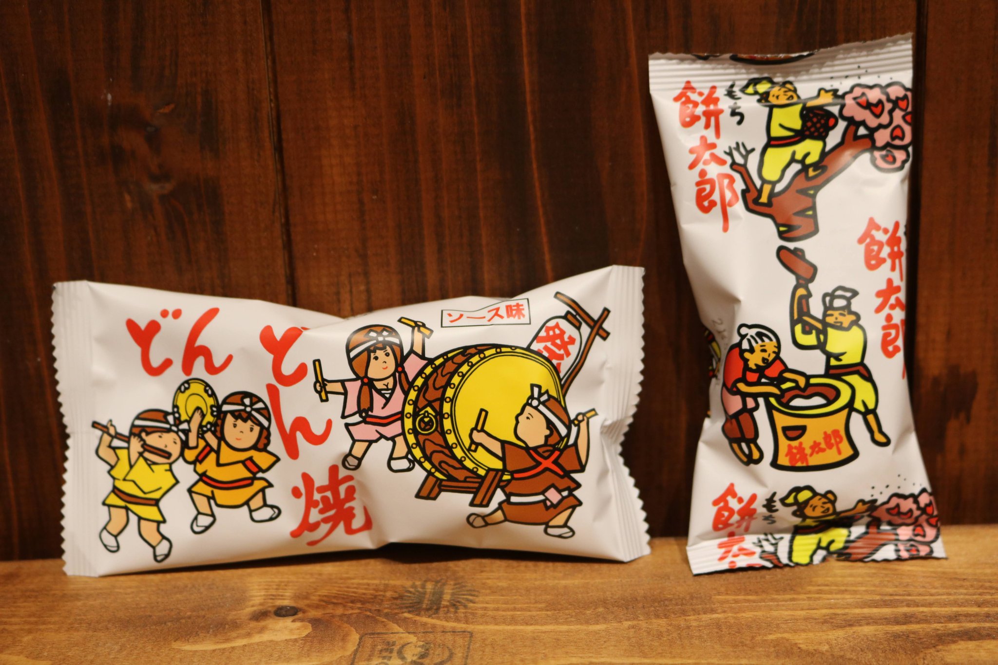 駄菓子屋いと 加古川の駄菓子屋 本日紹介する駄菓子はコチラ 東京都墨田区にある株式会社やおきんの どんどん焼き 餅太郎 どんどん焼きは昭和54年 1979年 餅太郎は昭和51年 1976年 に誕生しました どんどん焼きはソース味 餅太郎は塩味の