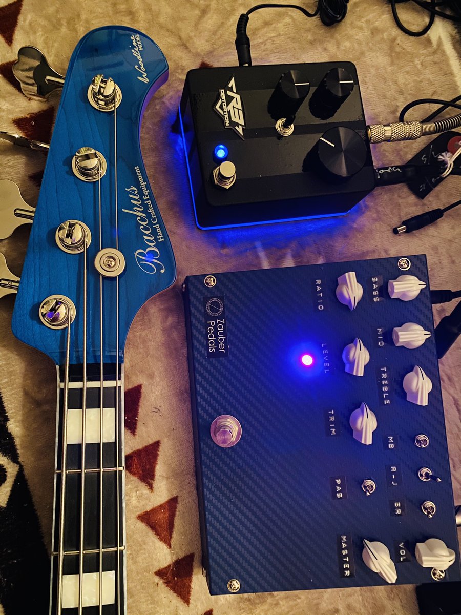 Alchemy_mazzy's tweet photo. 最近導入の新装備が青い蒼い碧い

#ZauberPedals
#Bacchus
#6DegreesFX

キレイだな♪ https://t.co/OPzTW6tDur