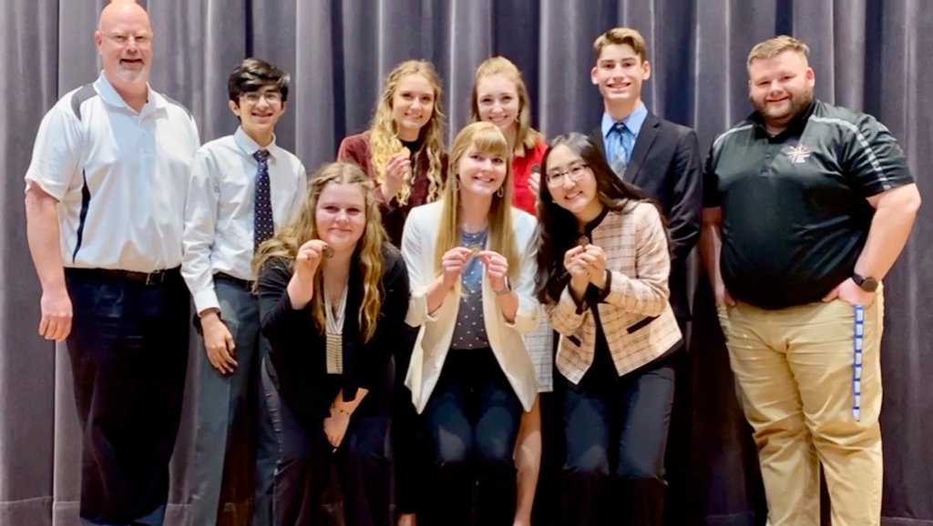 VikingsNW's tweet image. Congratulations Speech Team on an excellent finish their District Meet!🎉
Shoutouts to medalists:
Emelia Richling - 1st Persuasive
Emily Schroeder - 2nd Persuasive, 5th Poetry
Emily Kurpicka - 4th Extemporaneous
Keyara Caspar - 4th Informative
Mikayla Zeller - 5th Serious Prose