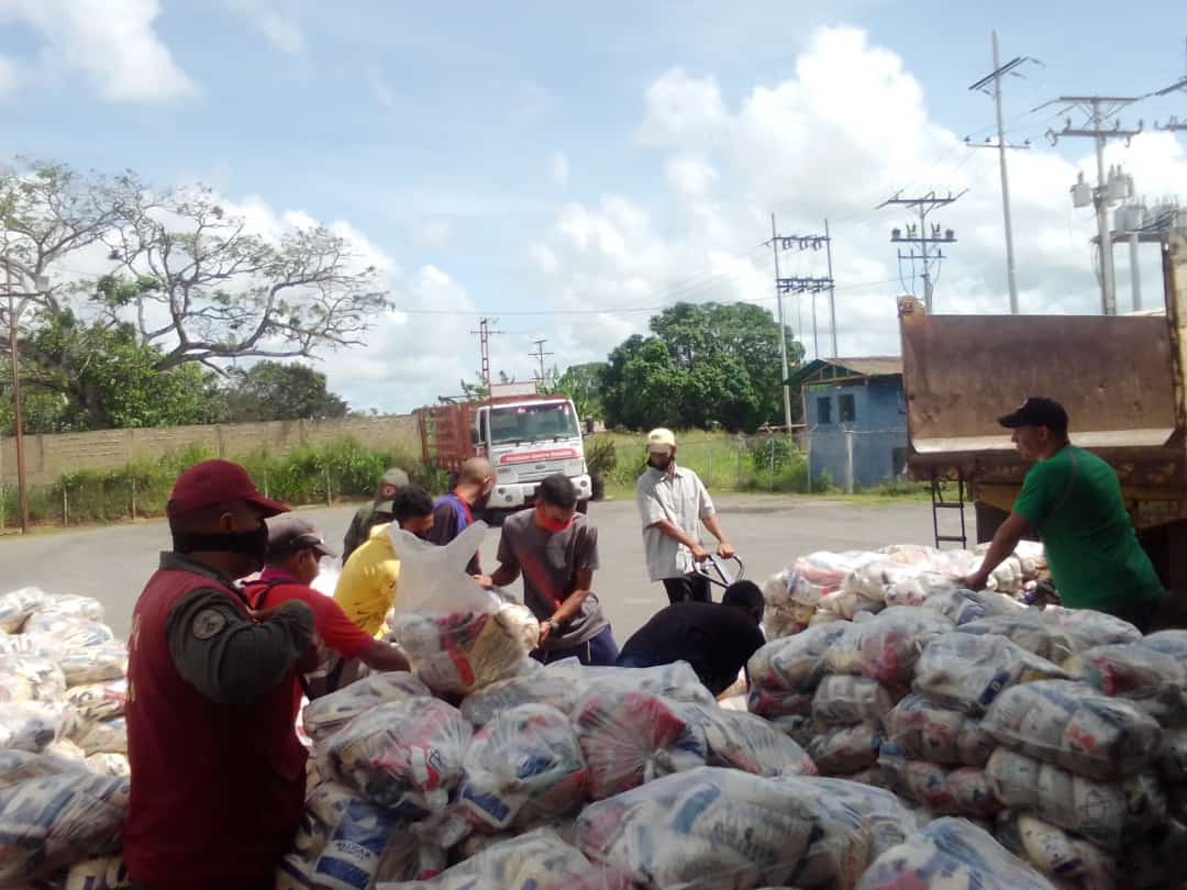 BimboPsuv's tweet photo. 📷| Seguimos con el trabajo articulado de @Monagas_Mercal y líderes de la Base de Misiones "Ali Primera", Barrancas del Orinoco #Monagas se benefician a 699 familias de productos alimentario. Con @NicolasMaduro y @yelitzePSUV_ avanzamos hacia el poder comunal.
#FuerzaProductiva https://t.co/E2mGc65p1X