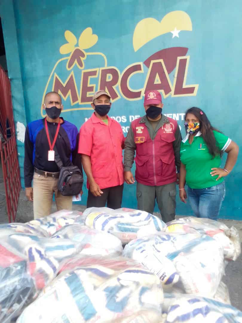 BimboPsuv's tweet photo. 📷| Seguimos con el trabajo articulado de @Monagas_Mercal y líderes de la Base de Misiones "Ali Primera", Barrancas del Orinoco #Monagas se benefician a 699 familias de productos alimentario. Con @NicolasMaduro y @yelitzePSUV_ avanzamos hacia el poder comunal.
#FuerzaProductiva https://t.co/E2mGc65p1X