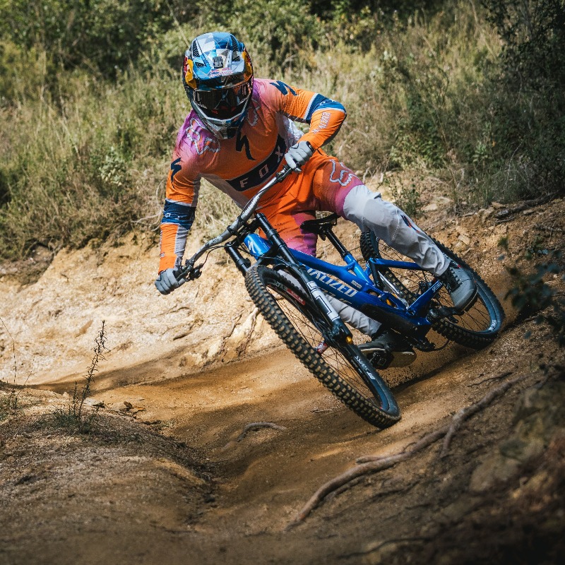 specialized_j's tweet photo. 重力の法則を無視する世界最高峰のライダーの協力のもと、20年におよぶBody Geometryで培った経験から生まれた2FO シューズのラインアップに2FO DHシューズが仲間入り!
詳細は下記リンク先からご確認いただけます。
#iamspecialized #2FO #downhillmtb #mtb #DH #mountainbike #trail #mtbshoes