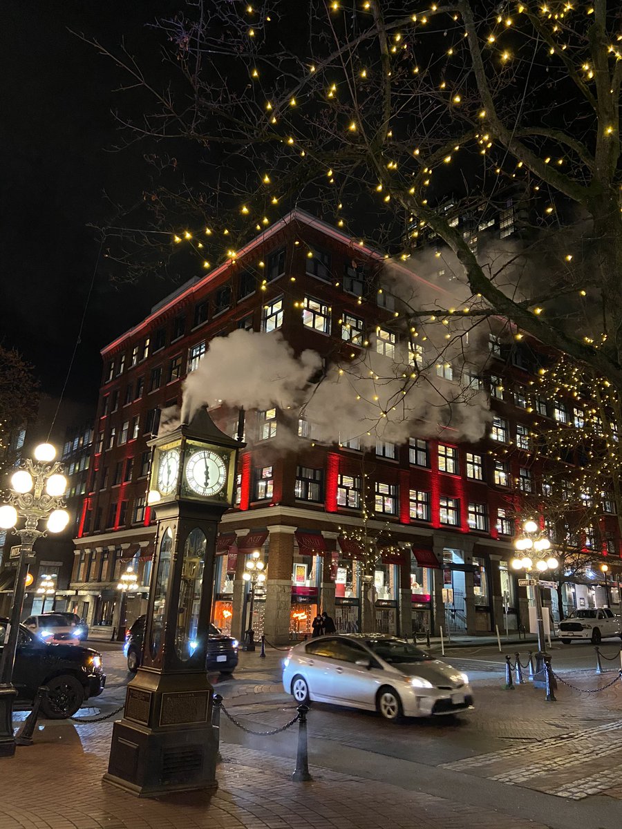 shioriinvan's tweet photo. いつ見ても綺麗な、ガスタウンの夜景色🇨🇦語学学校時代から約2年半、毎日見てますがまったく飽きないです☺️✨✨
毎回写真撮りたくなる🤣
#バンクーバー観光 #カナダ留学 #バンクーバーワーホリ #ガスタウン #海外生活 #英語初心者 #バンクーバーライフ https://t.co/YWwIavmw76