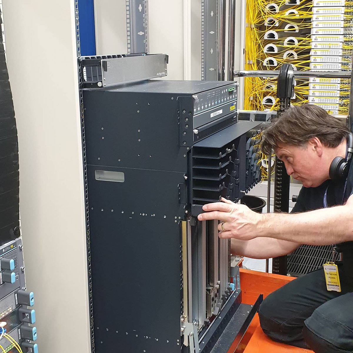 securetrans's tweet photo. Even the Directors get their hands dirty at 07am in the morning. This relocation well under way between 2 London #datacentres. #servers #serverrelocation #whitegloveservice #computertransport #juniper #switches #relocation #installations #junipernetworks #routers #networkengineer https://t.co/mT6zkrRIHF