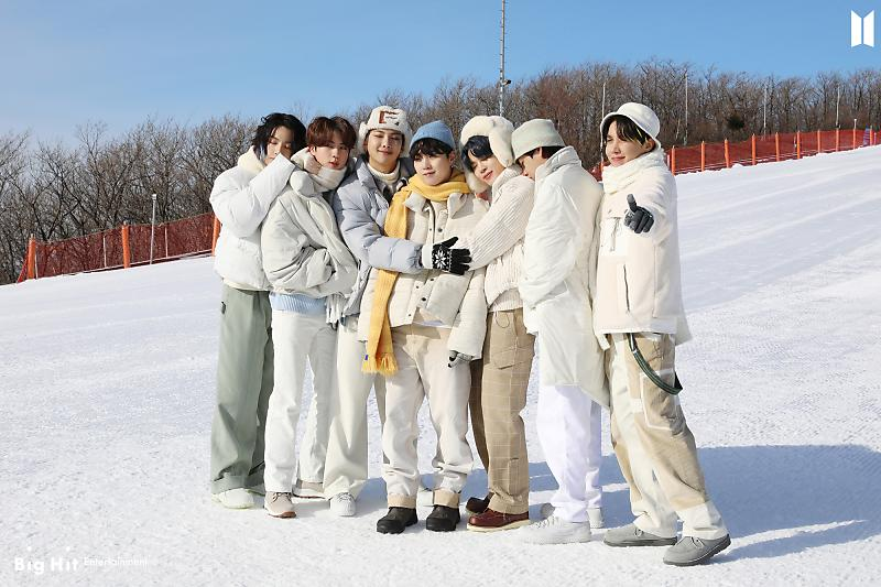 ☆ BTS GIVEAWAY
♡ WINTER PACKAGE

↳ rules:
      • rt + like
      • tag <a href="/BTS_twt/">방탄소년단</a> your snowball fight buddy
      • fill out google form:
         forms.gle/LZaBggigQW3abF…

↳ info:
      • two winners
      • WW
      • 📦 included
      • ends 4/24
