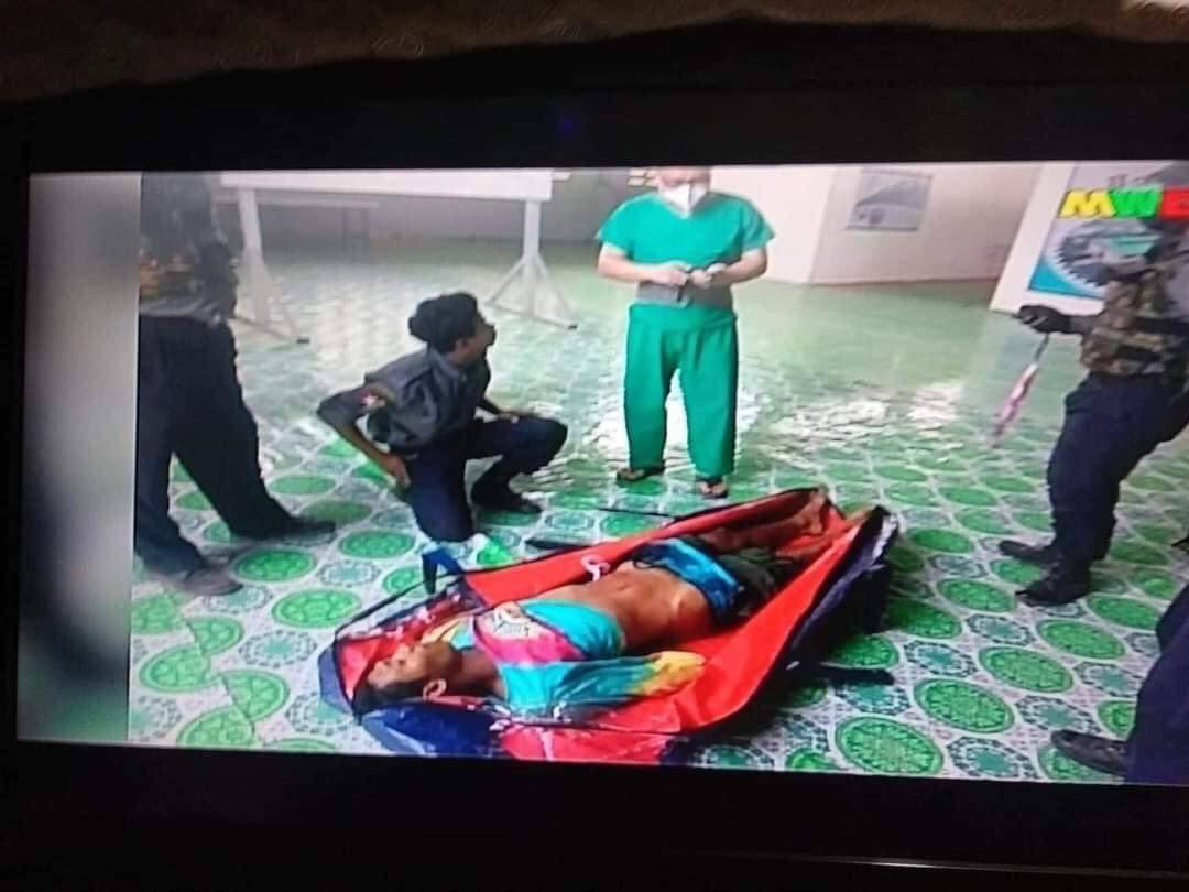 NNThu4's tweet photo. Illegal Killing in Prison; 20-year old protester was arrested on Mar 5 . He was shot in leg as U see in CCTV image, Soldier carried his wounded body n did not give medical treatment in custody. He was dead  5 days ago.

STOP ONSLAUGHT
#Mar11Coup
#WhatsHappeningInMyanmar https://t.co/HFkEmWQkRO