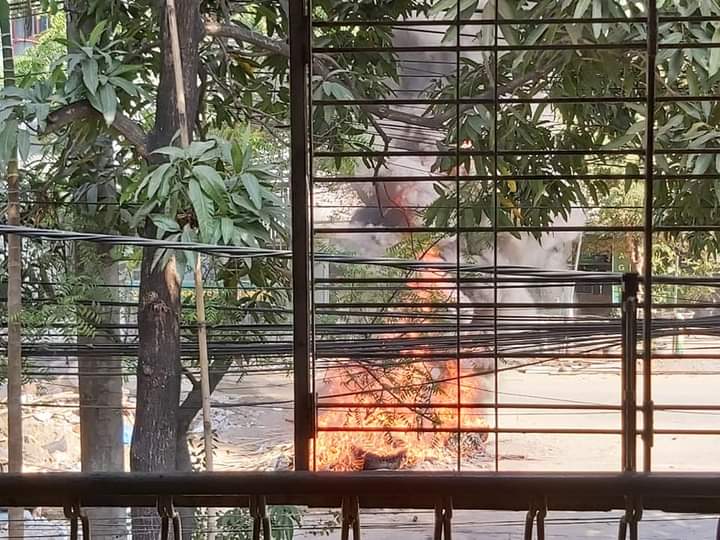 XueMei01's tweet photo. Terrorist police force set fire in front of the residents' houses !! People are suffering from the smokes !! 

STOP ONSLAUGHT
#WhatsHappeningInMyanmar
#Mar11Coup https://t.co/MlpI2BVgKE