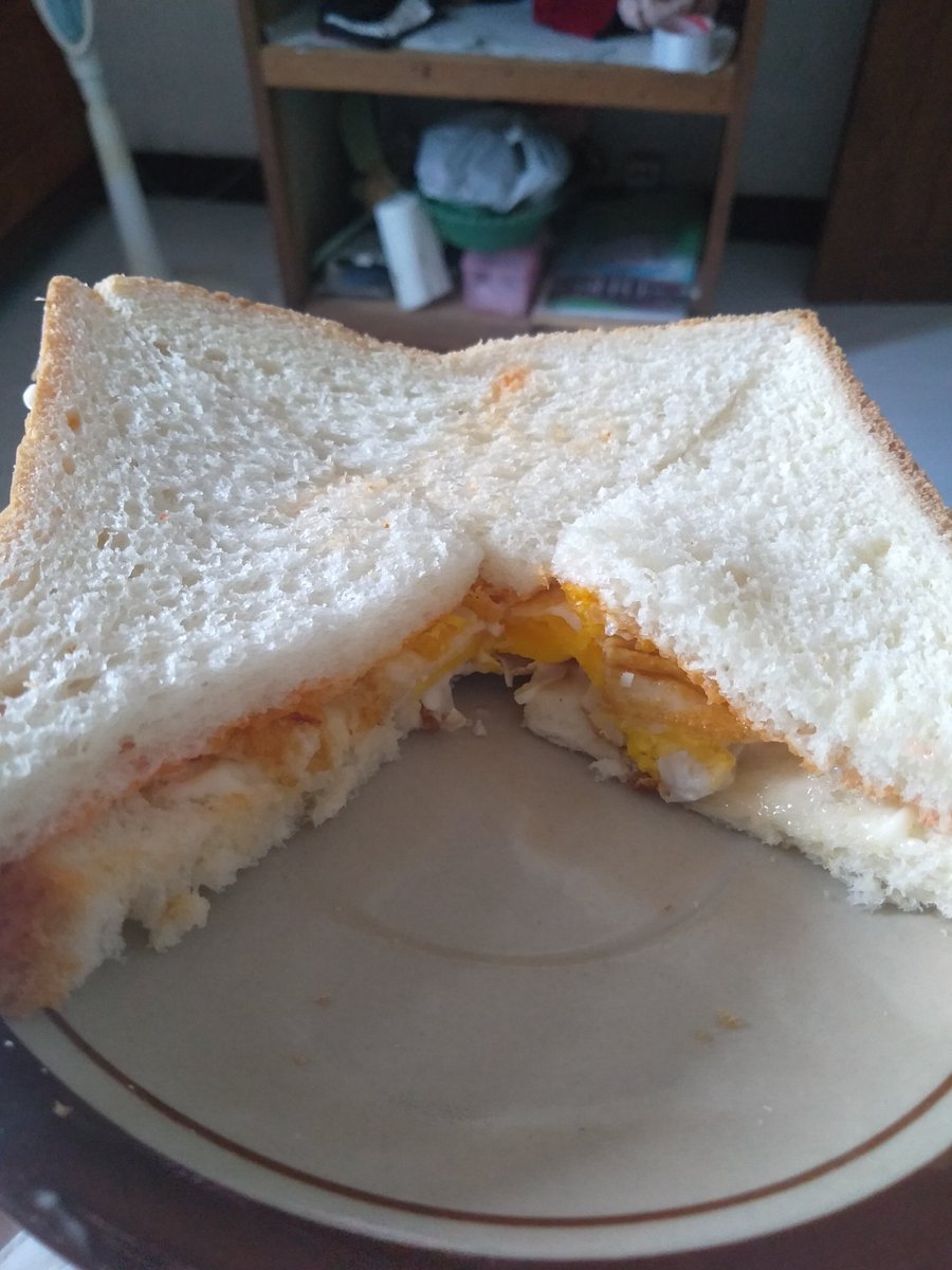 Krisnasuci2's tweet photo. Suka makan roti , telur mayo katanya aneh 😑
Padahal ini enak bangeeett https://t.co/MWcX4u0WnO