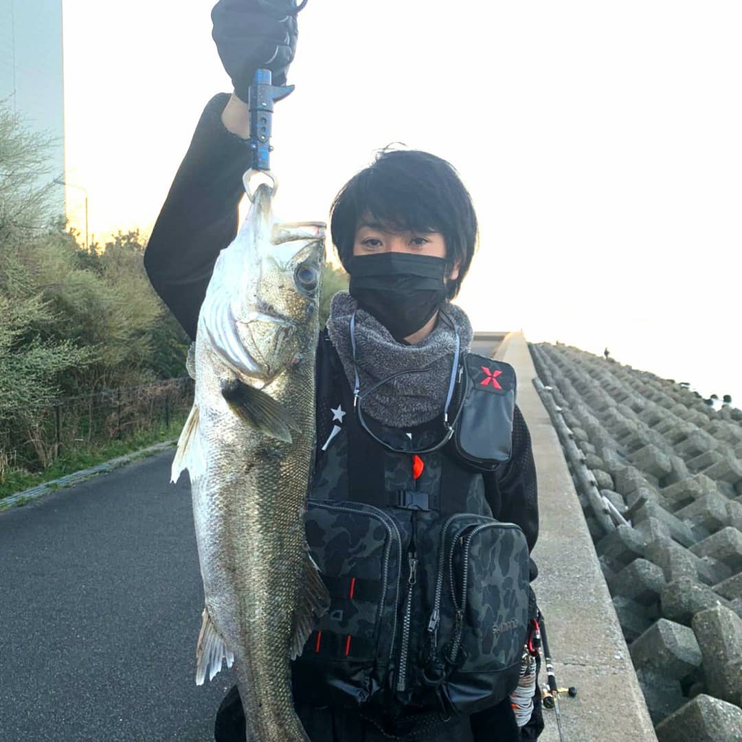 まっすー A Twitter 初投稿失礼しますm M 朝まずめ一本取る事ができましたぁ みなさん 宜しくお願い致します ショアジギング ライトショアジギング シーバス 青物 釣り好きな人と繋がりたい 釣り 東京湾 茜浜 景色好きな人と繋がりたい