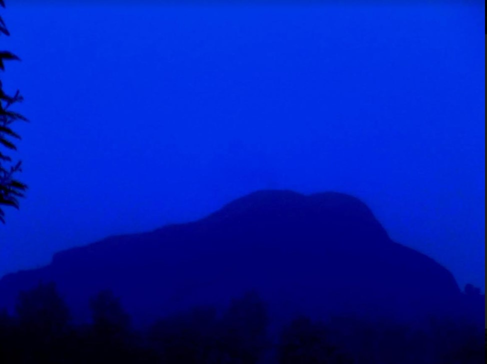 Saumlaust stig lyset over knausekanten.
Mange står opp og dreg på jobb.
Nokre vaknar aldri.