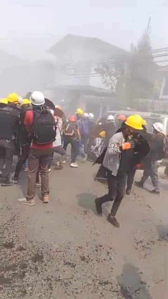 A Buddhist monk (YayPuu Sayardaw) appealed to the security forces not to crackdown on peaceful protesters but in vain. Fired teargas &amp; arrested some youths in Mogok, Mandalay.
STOP ONSLAUGHT
#WhatsHappeningInMyanmar
#Mar11Coup