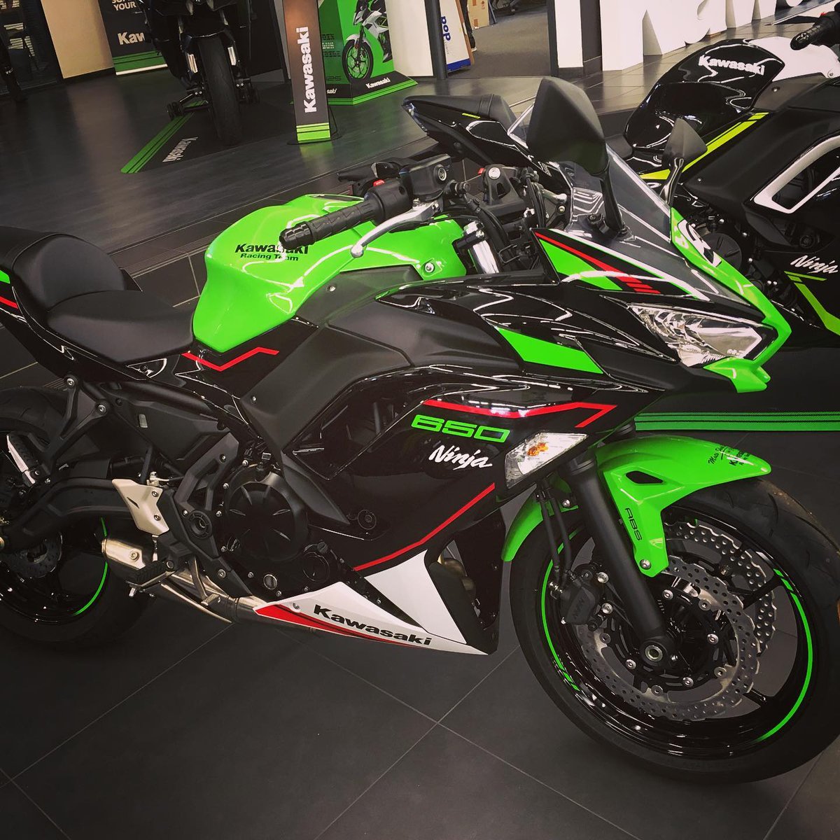 motoshop35's tweet photo. Fraîchement arrivée et bientôt dispo à l’essai 🤩
🔥 Kawasaki Ninja 650 KRT Edition MY2021 🔥
@motoshop35 @KawasakiMotors #Kawasaki #KawasakiNinja650 #Ninja650 @KRT_WorldSBK #Testbike https://t.co/1iSXEhSxoI