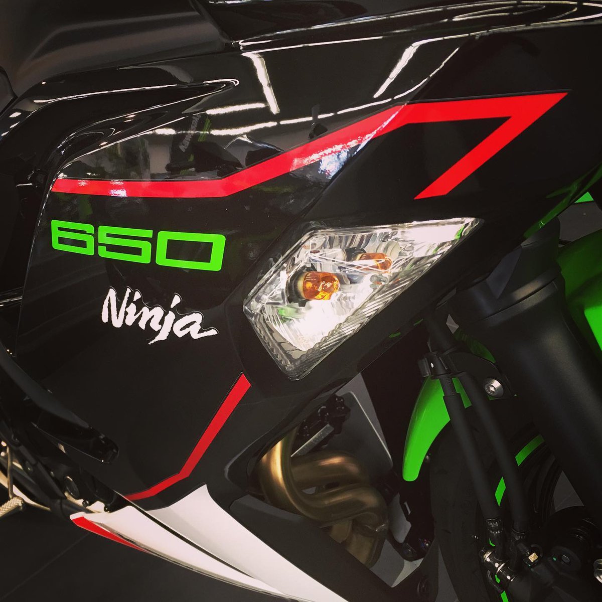 motoshop35's tweet photo. Fraîchement arrivée et bientôt dispo à l’essai 🤩
🔥 Kawasaki Ninja 650 KRT Edition MY2021 🔥
@motoshop35 @KawasakiMotors #Kawasaki #KawasakiNinja650 #Ninja650 @KRT_WorldSBK #Testbike https://t.co/1iSXEhSxoI