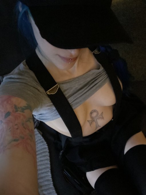 Loving suspenders lately 💙 https://t.co/KbHLuZzB8v