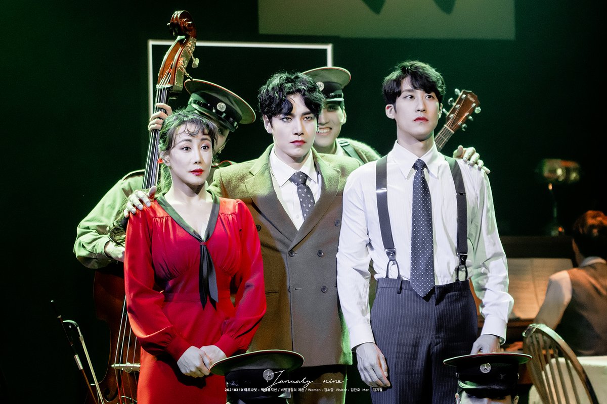 January__nine's tweet image. 210310 뮤지컬 미드나잇 : 액터뮤지션
스페셜 커튼콜 - 비밀경찰의 애환
우먼 : 김소향 배우님
비지터 : 김찬호 배우님
맨 : 김지철 배우님

아직은 끝이 아냐.