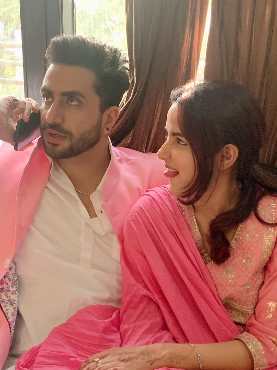 jasminbhasin's tweet photo. Ki Pardhaan-Mantri Aein
Jina Busy Tu Rehna Ae 😛
@AlyGoni 

#JB #JasminBhasin #AlyGoni #Jasly https://t.co/MUZ25QVULb