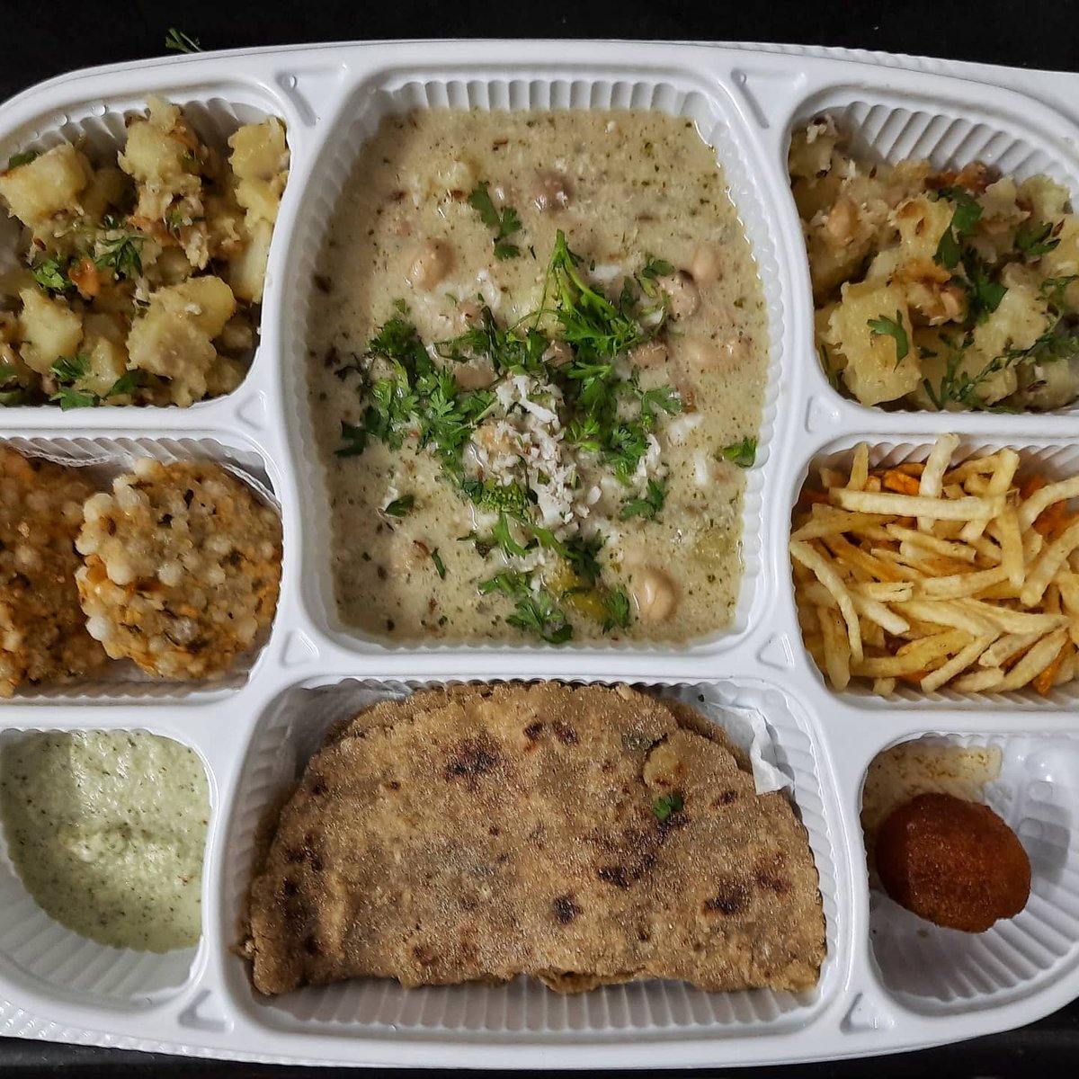 HemasVegRasoi's tweet image. Thursday Mahashivratri Special Meal @HemasVegRasoi.

#UpvasMisal #SabudanaWada #CoconutChutney #AlooRataluSabji #Rajgiraparatha #KhoyaGulabjamun
made in #PureGhee.

Dear #Foodies please call/what's app on 8976764660 to order #Homemade #Snacks #Lunch. 

#HappinessIsHomemade