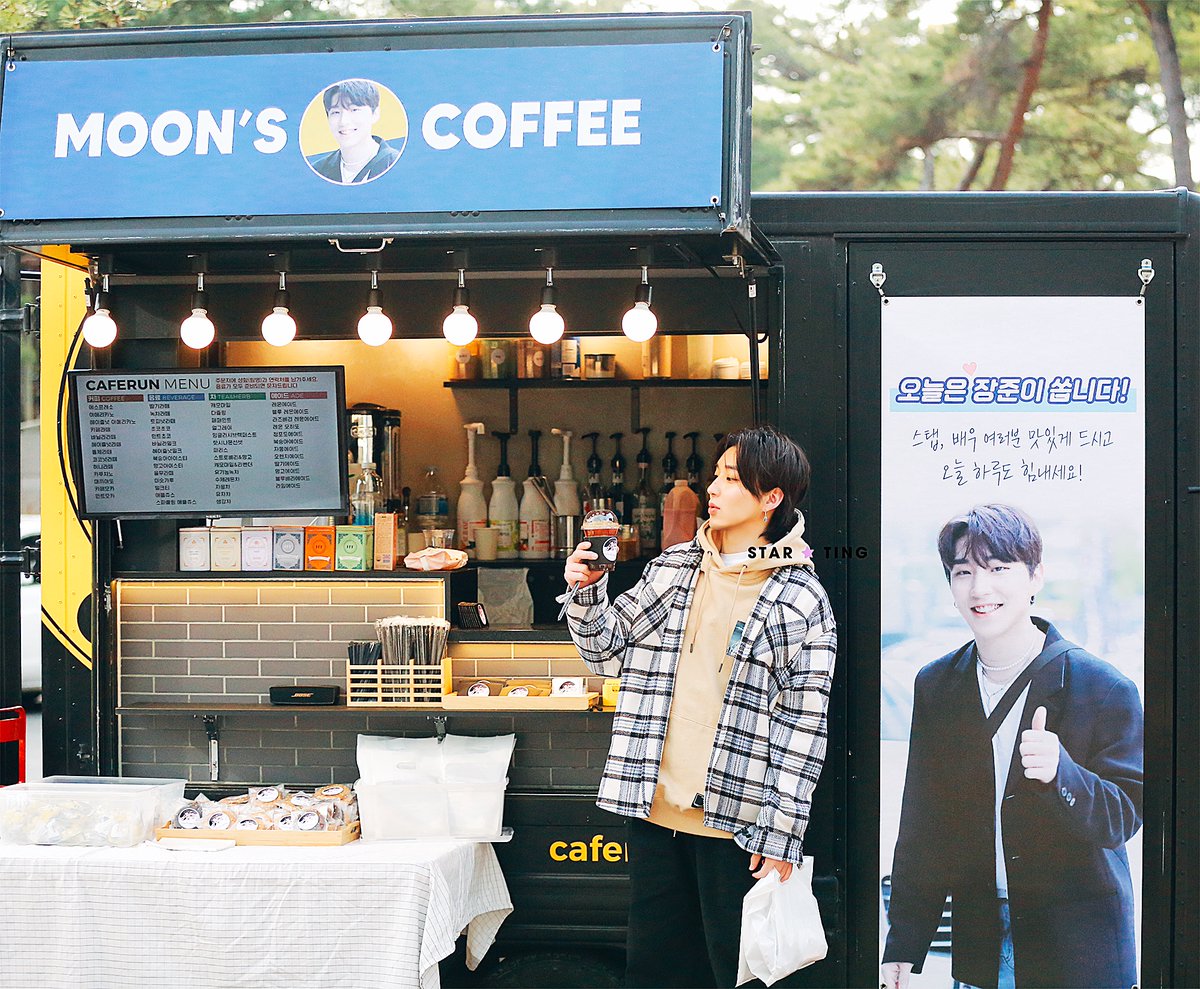 Startin57709002's tweet photo. 커피를 왜이렇게 설���게 바라보고 그래요 💖 

#아이돌레시피 #켄타 #우희 #종업 #문종업 #나현 #소희 #호연 #idolrecipe #NOIR #느와르 #jbj95 #Kenta #jongup #bap https://t.co/rX5RICpXRK