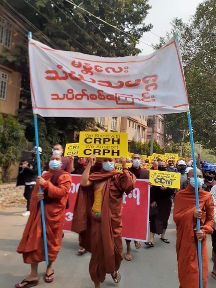 PurplewingsMm's tweet photo. Myanmar Monks are also participating in protesting against Military coup today at Mandalay.

No one can stand what military is doing to our people and country #Myanmar.

#Mar11Coup 
#WhatsHappeninglnMyanmar https://t.co/H6gssekbeE